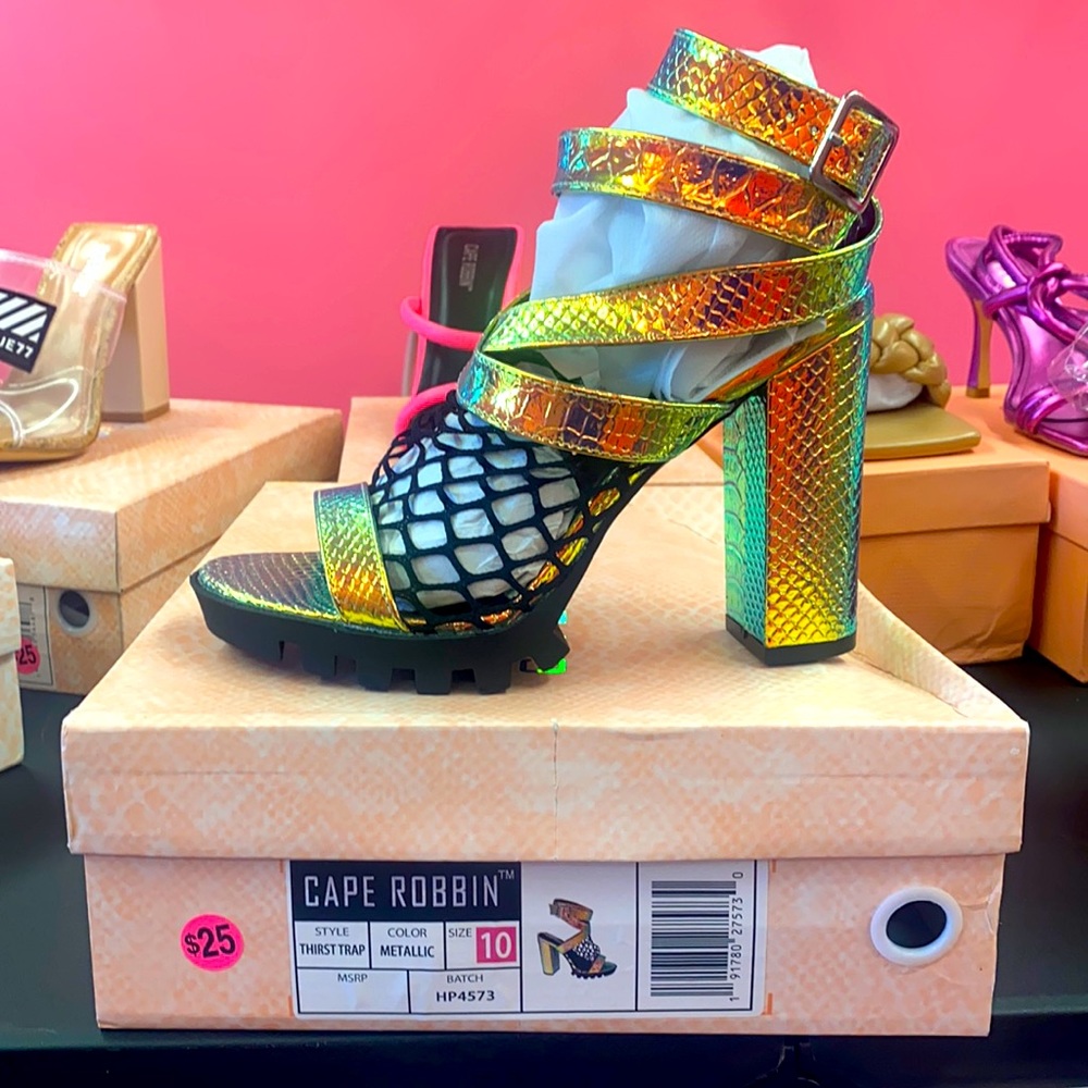 Metallic cape Robbin thirst trap heels